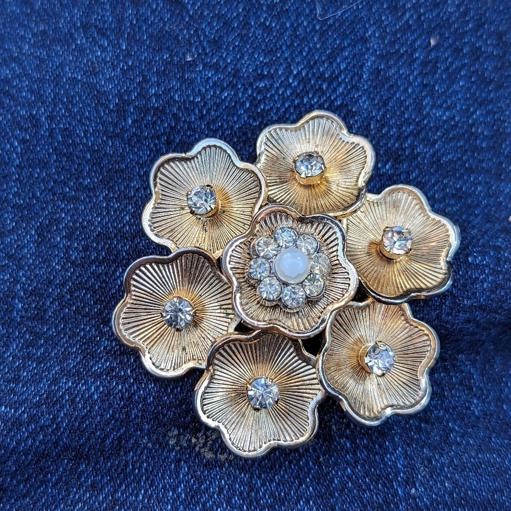 Vintage Seven Petal Gold tone rhinestone faux pearl brooch pin